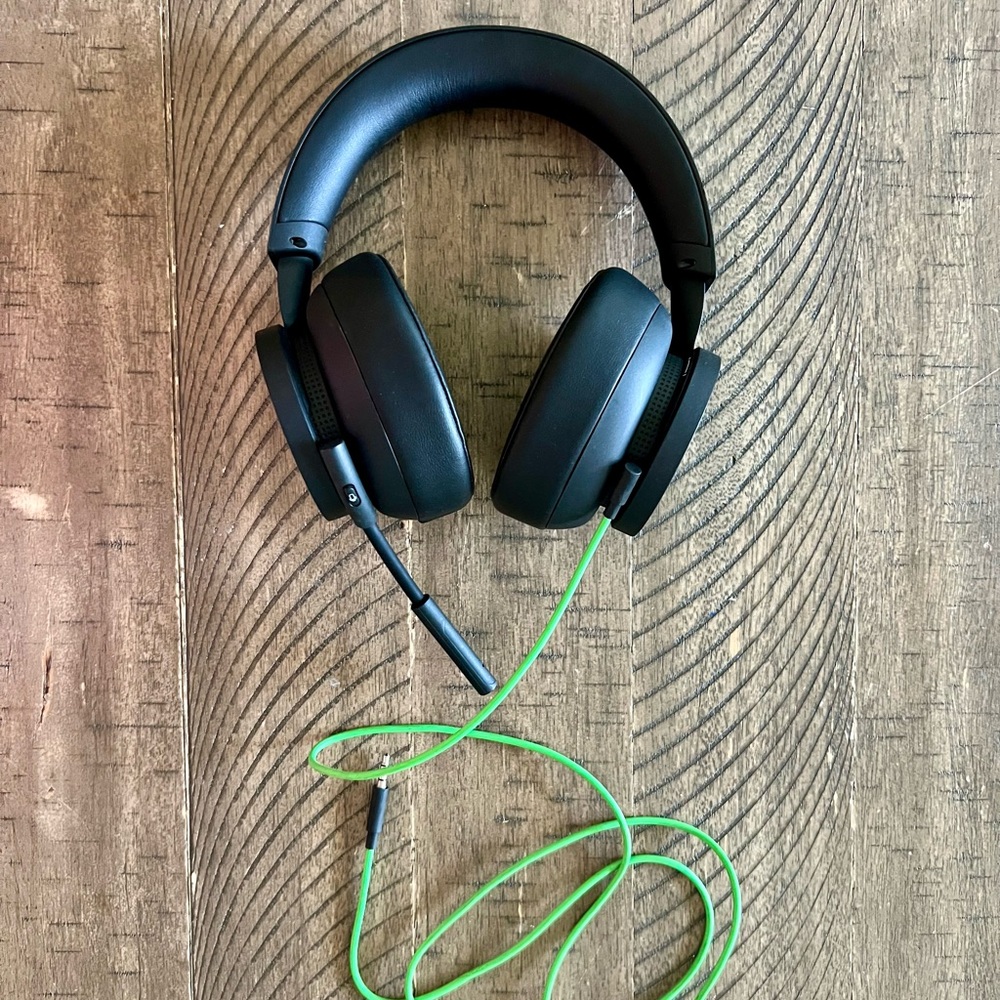 Microsoft Xbox Black Gaming Headphones with microphone & green wire